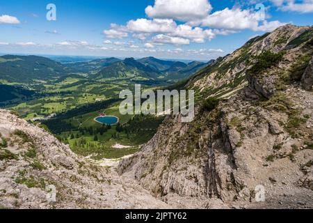 Arrampicandosi sulla Via Ferrata di Edelrid fino alla cima di Iseler nei pressi di Oberjoch Bad Hindelang nei monti Allgau Foto Stock