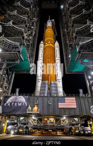 Il razzo NASA Space Launch System con la navicella spaziale Orion esce lentamente dal Vehicle Assembly Building High Bay 3 in cima a un lanciatore mobile, al Kennedy Space Center, il 16 agosto 2022, a Cape Canaveral, Florida. L'implementazione è in preparazione per il test di volo senza equipaggio previsto non prima dell'agosto 29. Credito: Ben Smegelsky/USA Navy Photo/Alamy Live News Foto Stock