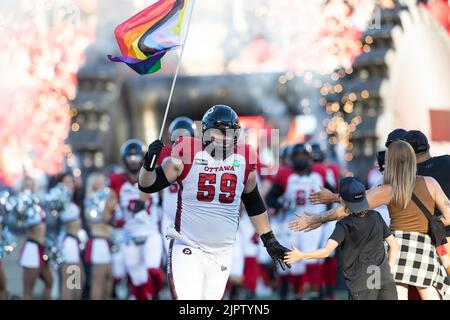 19 agosto 2022: Il fullback di Ottawa Redblacks Marco Dubois (89) guida la sua squadra sul campo prima del calcio d'inizio per la partita CFL tra Edmonton Elks e Ottawa Redblacks tenutasi al TD Place Stadium di Ottawa, Canada. Daniel Lea/CSM Foto Stock