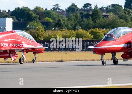 Aeroporto Southend di Londra, Essex, Regno Unito. 20th ago, 2022. Le frecce rosse della RAF stanno utilizzando l’aeroporto civile per operare da per gli spettacoli aerei di questo fine settimana a Eastbourne e Folkestone. Le frecce rosse sono volate nel tardo pomeriggio, tornando nella loro famosa formazione di frecce prima di rompersi a terra. Molte persone sono uscite a vederle, fiancheggiano le recinzioni Foto Stock