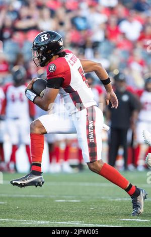 19 agosto 2022: Il quartback dei Redneri di Ottawa Caleb Evans (5) si svolge per un primo tempo durante il gioco CFL tra Edmonton Elks e Ottawa Redblacks tenutosi al TD Place Stadium di Ottawa, Canada. Daniel Lea/CSM Foto Stock