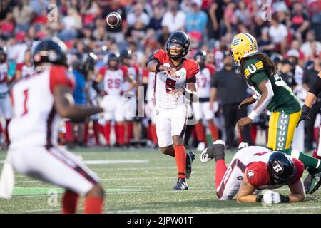 19 agosto 2022: Il quartback di Ottawa Redblacks Caleb Evans (5) lancia durante la partita CFL tra Edmonton Elks e Ottawa Redblacks tenutasi al TD Place Stadium di Ottawa, Canada. Daniel Lea/CSM Foto Stock