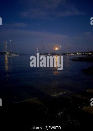 Luna crescente nella baia di Porto Rafel, Palau, Sardegna, Italia Foto Stock