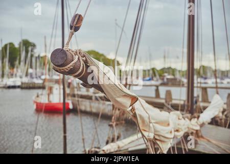Armamento su una vecchia nave a vela in Danimarca Foto Stock
