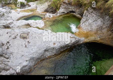 Sentiero naturale della Val Falcina in Valle del Mis in Italia. Cadini di Brenton, Sospirolo, con acqua azzurra e limpida e cascate multiple lungo il percorso Foto Stock