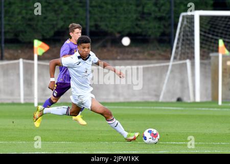 Swansea, Galles. 20 agosto 2022. Kyrell Wilson di Swansea City Under 18s durante il gioco della Professional Development League tra Swansea City Under 18 e Coventry City Under 18 alla Swansea City Academy di Swansea, Galles, Regno Unito il 20 agosto 2022. Credit: Duncan Thomas/Majestic Media/Alamy Live News. Foto Stock