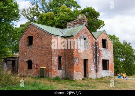 Salisbury Plain, Wiltshire, Regno Unito. 20th agosto 2022. Trasportata indietro ai giorni passati! I visitatori approfittano dell'opportunità di scoprire il villaggio perduto di Imber sulla pianura di Salisbury in uno speciale evento Open Day, Imberbus che gestisce molti autobus Routemaster vecchi e nuovi per portare i visitatori a Imber e altri luoghi della pianura. La popolazione civile del villaggio di Imber fu sfrattata nel 1943 durante la seconda guerra mondiale e rimane un villaggio disabitato, utilizzato dall'esercito britannico come campo di addestramento. Credit: Carolyn Jenkins/Alamy Live News Foto Stock