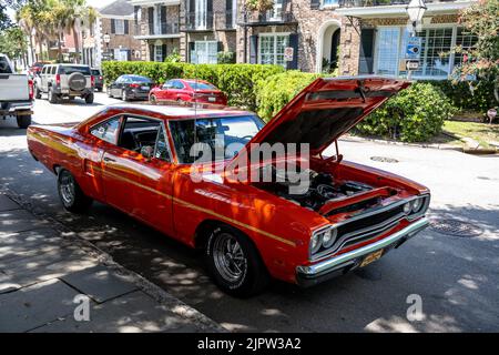 Charleston, SC - Agosto 7 2022: Un Runner arancione di Plymouth Road con un cofano aperto Foto Stock