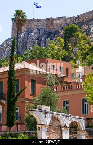 La collina del Partenone visto dal distretto di Plaka, Atene, Attica, Grecia centrale Foto Stock