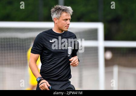 Swansea, Galles. 20 agosto 2022. Incontro Referee Adam Wilson durante il gioco della Professional Development League tra Swansea City Under 18 e Coventry City Under 18 alla Swansea City Academy di Swansea, Galles, Regno Unito, il 20 agosto 2022. Credit: Duncan Thomas/Majestic Media/Alamy Live News. Foto Stock