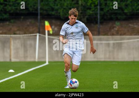 Swansea, Galles. 20 agosto 2022. Sam Parker di Swansea City Under 18s durante il gioco della Professional Development League tra Swansea City Under 18 e Coventry City Under 18 alla Swansea City Academy di Swansea, Galles, Regno Unito, il 20 agosto 2022. Credit: Duncan Thomas/Majestic Media/Alamy Live News. Foto Stock