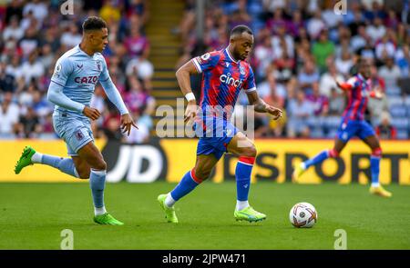 Jordan Ayew of Crystal Palace FC attacca con la palla durante la partita della Premier League tra Crystal Palace e Aston Villa a Selhurst Park, Londra, Inghilterra il 20 agosto 2022. Foto di Phil Hutchinson. Solo per uso editoriale, licenza richiesta per uso commerciale. Non è utilizzabile nelle scommesse, nei giochi o nelle pubblicazioni di un singolo club/campionato/giocatore. Credit: UK Sports Pics Ltd/Alamy Live News Foto Stock