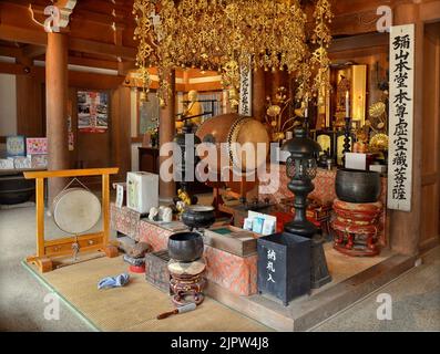 Santuario all'interno della sala Misenhondo sul Monte Misen, isola di Miyajima, Giappone. Foto Stock