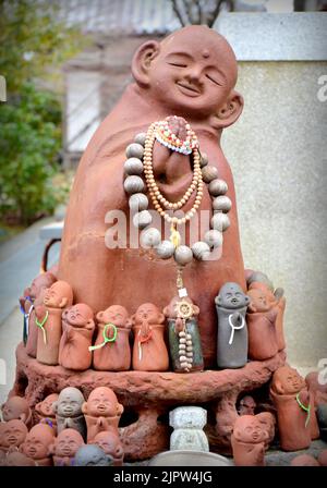 Statue in ceramica di Buddha al santuario di Misen Hondo. Monte Mise, isola di Itsukushima, Giappone. Foto Stock