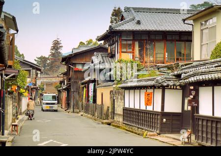 Vista sulla strada nella città vecchia di Miyajima isola, Itsukushima, Hatsukaichi, Hiroshima Prefettura, Giappone. Foto Stock