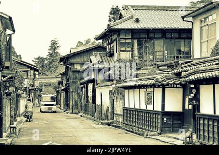 Vista sulla strada nella città vecchia di Miyajima isola, Itsukushima, Hatsukaichi, Hiroshima Prefettura, Giappone. Foto Stock