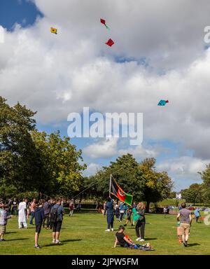 Glasgow, Scozia. 20th ago, 2022. I partecipanti a Glasgow's Fly With Me, parte di un evento multicentuale che ricorda il primo anniversario della caduta dell'Afghanistan ai talebani. L'evento di Glasgow è stato presentato dal Good Chance Theatre in collaborazione con il Citizen's Theatre e gruppi di rifugiati e comunità coinvolti che chiedono un trattamento equo e paritario per tutte le persone che cercano sicurezza e inviano un messaggio al mondo per ricordare l'Afghanistan. Credit: Elizabeth Leyden/Alamy Live News Foto Stock