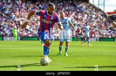 Jordan Ayew del Crystal Palace FC porta avanti la palla durante la partita della Premier League tra Crystal Palace e Aston Villa a Selhurst Park, Londra, Inghilterra il 20 agosto 2022. Foto di Phil Hutchinson. Solo per uso editoriale, licenza richiesta per uso commerciale. Non è utilizzabile nelle scommesse, nei giochi o nelle pubblicazioni di un singolo club/campionato/giocatore. Credit: UK Sports Pics Ltd/Alamy Live News Foto Stock