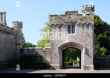 Powderham Castle è una casa padronale fortificata situata nei pressi di Exminster, Devon Foto Stock