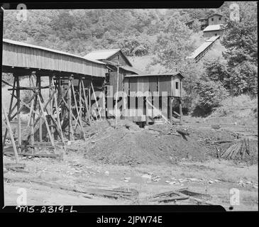 Il tipple. Kentucky Straight Creek Coal Company, Belva Mine, abbandonato dopo l'esplosione (in) Dicembre 1945,... Foto Stock