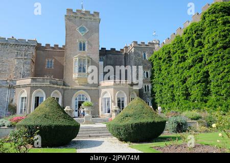 Powderham Castle è una casa padronale fortificata situata nei pressi di Exminster, Devon Foto Stock