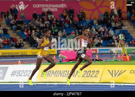 Jackline Chepkoech del Kenya e Peruth Chemutai dell’Uganda si sono sfidati nella finale di steeplechase femminile del 3000m ai Commonwealth Games di Alexander sta Foto Stock