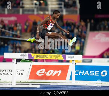 Jackline Chepkoech del Kenya si è sfidato nella finale femminile di steeplechase del 3000m ai Commonwealth Games all'Alexander Stadium di Birmingham, Inghilterra, ON Foto Stock