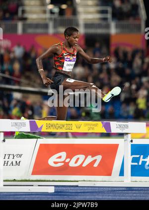 Jackline Chepkoech del Kenya si è sfidato nella finale femminile di steeplechase del 3000m ai Commonwealth Games all'Alexander Stadium di Birmingham, Inghilterra, ON Foto Stock