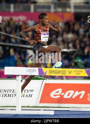 Jackline Chepkoech del Kenya si è sfidato nella finale femminile di steeplechase del 3000m ai Commonwealth Games all'Alexander Stadium di Birmingham, Inghilterra, ON Foto Stock