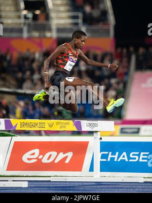 Jackline Chepkoech del Kenya si è sfidato nella finale femminile di steeplechase del 3000m ai Commonwealth Games all'Alexander Stadium di Birmingham, Inghilterra, ON Foto Stock