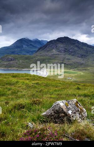 Vista della baia di Camasunary e della catena montuosa di Cuillin sull'isola di Skye, Scozia, Regno Unito Foto Stock