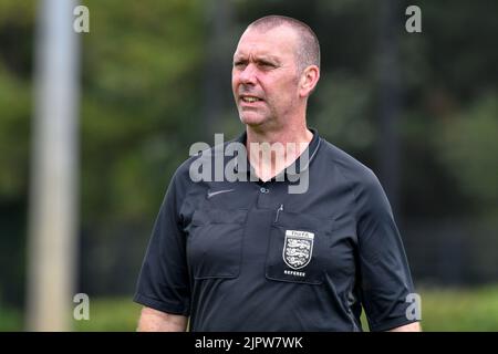 Swansea, Galles. 20 agosto 2022. Assistente Referee Mark Loughlin durante il gioco della Professional Development League tra Swansea City Under 18 e Coventry City Under 18 alla Swansea City Academy di Swansea, Galles, Regno Unito, il 20 agosto 2022. Credit: Duncan Thomas/Majestic Media/Alamy Live News. Foto Stock