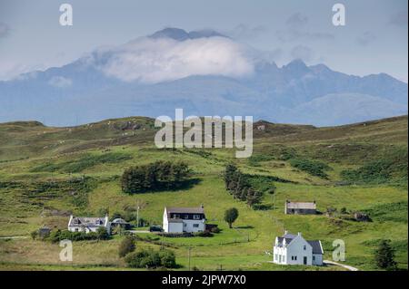 Vista delle montagne di Cuillin dal villaggio di Tarskavaig sull'isola di Skye, Scozia, Regno Unito Foto Stock