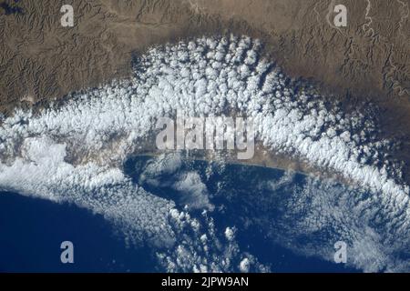 Nebbia marina che arriva a riva presso la riserva naturale Jamal Samhan, 8 agosto 2022, vicino Salaleh, Oman in Earth Orbit. Credit: Bob Hines/NASA/Alamy Live News Foto Stock