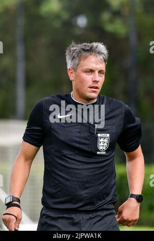 Swansea, Galles. 20 agosto 2022. Incontro Referee Adam Wilson durante il gioco della Professional Development League tra Swansea City Under 18 e Coventry City Under 18 alla Swansea City Academy di Swansea, Galles, Regno Unito, il 20 agosto 2022. Credit: Duncan Thomas/Majestic Media/Alamy Live News. Foto Stock