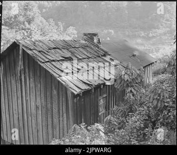 La casa di due camere di Charlie Davis, sua moglie e due figli. Quando ha chiesto all'azienda di effettuare alcune riparazioni su... Foto Stock