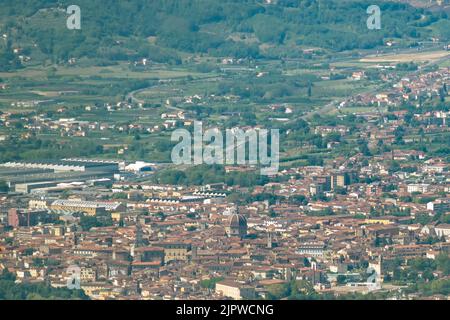 Vista panoramica aerea del centro storico di Pistoia e dei suoi dintorni, in una giornata di sole Foto Stock