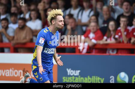 Nathan Young-Coombes di AFC Wimbledon festeggia dopo aver segnato il loro primo gol durante la partita della EFL League Two tra Crawley Town e AFC Wimbledon al Broadfield Stadium , Crawley , UK - 20th agosto 2022 solo per uso editoriale. Nessun merchandising. Per le immagini di calcio si applicano le restrizioni di fa e Premier League inc. Nessun utilizzo di Internet/cellulare senza licenza FAPL - per i dettagli contattare Football Dataco Foto Stock