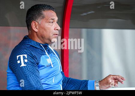 EMMEN, PAESI BASSI - 20 AGOSTO: Allenatore capo Henk Fraser del FC Utrecht durante la partita olandese di Eredivie tra il FC Emmen e il FC Utrecht a De Oude Meerdijk il 20 agosto 2022 a Emmen, Paesi Bassi (Foto di Pieter van der Woude/Orange Pictures) Foto Stock