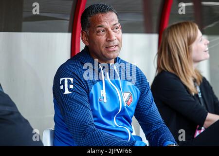 EMMEN, PAESI BASSI - 20 AGOSTO: Allenatore capo Henk Fraser del FC Utrecht durante la partita olandese di Eredivie tra il FC Emmen e il FC Utrecht a De Oude Meerdijk il 20 agosto 2022 a Emmen, Paesi Bassi (Foto di Pieter van der Woude/Orange Pictures) Foto Stock