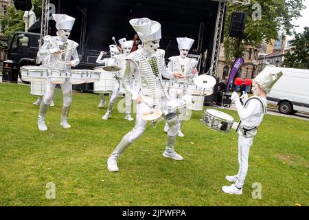 Belfast, Regno Unito. 20th ago, 2022. 20th agosto 2022:la parata del Carnevale di Mela si è recata da Writer's Square, Belfast, al municipio, con 1000 partecipanti che rappresentano più di 20 gruppi culturali diversi nei loro costumi tradizionali. La Mela celebra la diversità culturale dell'Irlanda del Nord. Credit: Bonzo/Alamy Live News Foto Stock