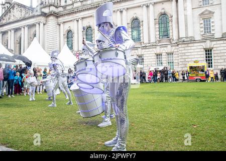 Belfast, Regno Unito. 20th ago, 2022. 20th agosto 2022:la parata del Carnevale di Mela si è recata da Writer's Square, Belfast, al municipio, con 1000 partecipanti che rappresentano più di 20 gruppi culturali diversi nei loro costumi tradizionali. La Mela celebra la diversità culturale dell'Irlanda del Nord. Credit: Bonzo/Alamy Live News Foto Stock