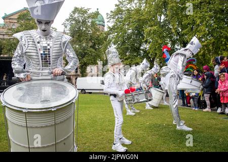 Belfast, Regno Unito. 20th ago, 2022. 20th agosto 2022:la parata del Carnevale di Mela si è recata da Writer's Square, Belfast, al municipio, con 1000 partecipanti che rappresentano più di 20 gruppi culturali diversi nei loro costumi tradizionali. La Mela celebra la diversità culturale dell'Irlanda del Nord. Credit: Bonzo/Alamy Live News Foto Stock