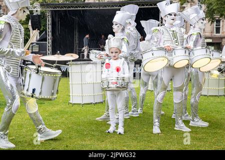 Belfast, Regno Unito. 20th ago, 2022. 20th agosto 2022:la parata del Carnevale di Mela si è recata da Writer's Square, Belfast, al municipio, con 1000 partecipanti che rappresentano più di 20 gruppi culturali diversi nei loro costumi tradizionali. La Mela celebra la diversità culturale dell'Irlanda del Nord. Credit: Bonzo/Alamy Live News Foto Stock