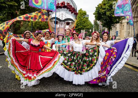 Belfast, Regno Unito. 20th ago, 2022. 20th agosto 2022:la parata del Carnevale di Mela si è recata da Writer's Square, Belfast, al municipio, con 1000 partecipanti che rappresentano più di 20 gruppi culturali diversi nei loro costumi tradizionali. La Mela celebra la diversità culturale dell'Irlanda del Nord. Credit: Bonzo/Alamy Live News Foto Stock