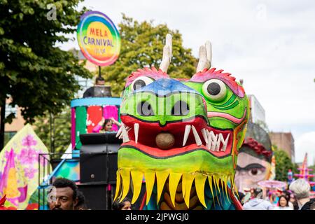 Belfast, Regno Unito. 20th ago, 2022. 20th agosto 2022:la parata del Carnevale di Mela si è recata da Writer's Square, Belfast, al municipio, con 1000 partecipanti che rappresentano più di 20 gruppi culturali diversi nei loro costumi tradizionali. La Mela celebra la diversità culturale dell'Irlanda del Nord. Credit: Bonzo/Alamy Live News Foto Stock