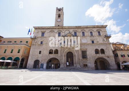 Ascoli Piceno - il Palazzo dei Capitani del Popolo è uno degli edifici più famosi, in stile medievale con la sua caratteristica torre merlata Foto Stock