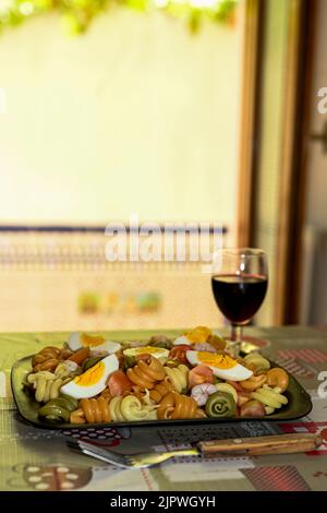 Insalata di pasta, servita sul tavolo da cucina. Foto Stock