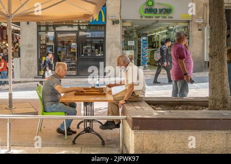 Gerusalemme, Israele - 2nd giugno 2022: Due uomini anziani che giocano a backgammon su una strada di Gerusalemme, Israele. Foto Stock