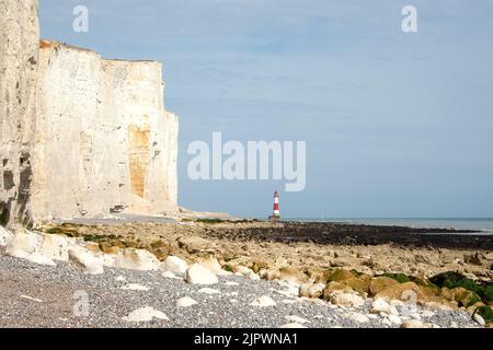 Faro di Beachy Head e scogliere bianche vicino Eastbourne in una giornata di sole nel mese di maggio, Sussex orientale, Inghilterra, Regno Unito Foto Stock